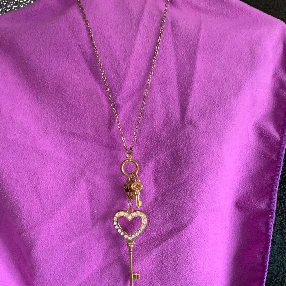 Elegant Gold Heart Key Pendant Necklace - Picture 4 of 4